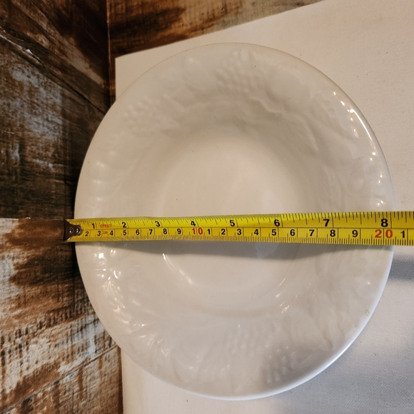 Gibson Creamy White All Over Fruit Wheat Embossed Bowls Set Of 3 8" - Picture 6 of 6